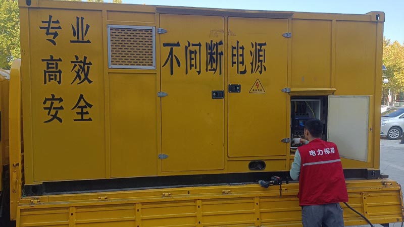 乌拉特前柴油发电机组和UPS电源配合使用时，如何避免切换过程中的电力中断？